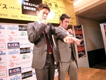 ダブル世界戦を発表した井岡一翔（左）と宮崎亮＝ホテルモントレグラスミア大阪