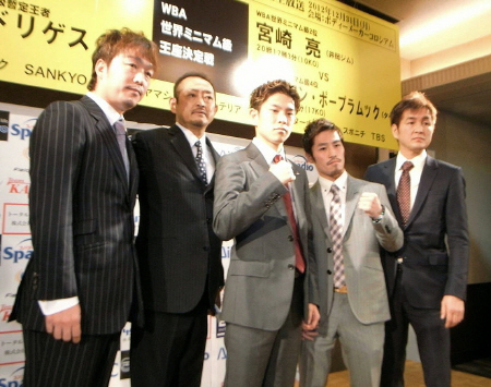 　ダブル世界戦を発表した井岡一翔（左から３人目）と宮崎亮（左から４人目）＝ホテルモントレグラスミア大阪