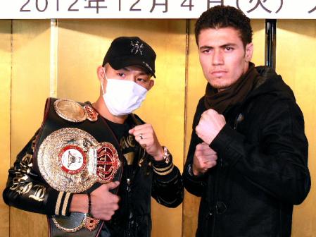 向かい合ってファイティングポーズをとる亀田興毅（左）とウーゴ・ルイス＝大阪市内のホテル