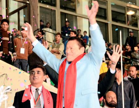 　２日、パキスタン東部ラホールでプロレスの観客に手を振るアントニオ猪木氏（共同）