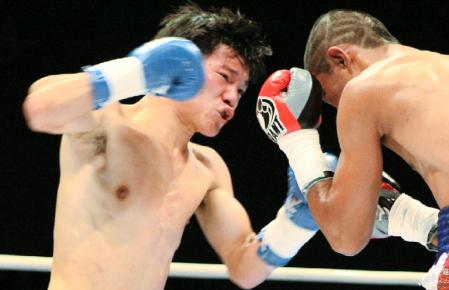 ３回、ジェームス・モコギンタを攻める亀田大毅（左）＝ボディメーカーコロシアム（撮影・岡田育磨）