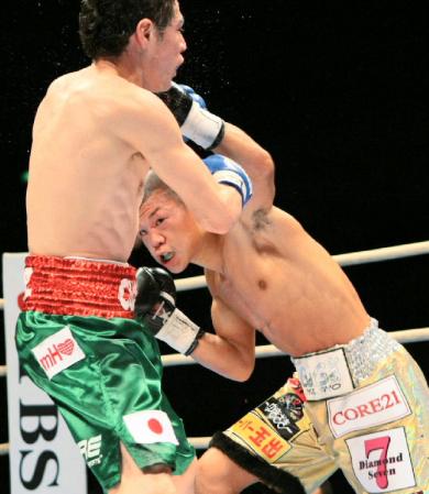 ６回、必死の形相でウーゴ・ルイスを攻める亀田興毅＝ボディメーカーコロシアム（撮影・岡田育磨）