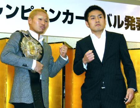 　チャンピオンカーニバルで対戦する加藤善孝（左）と鈴木悠平