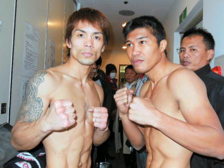 ともに計量を１回目でパスした奈須勇樹（左）とロッキーフェンテス＝東京都文京区のＪＢＣ本部事務局