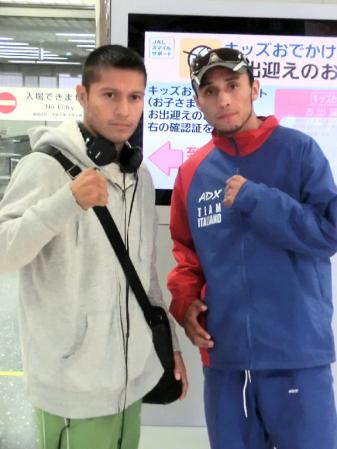 試合に向けて来日したサントス（左）とエスキベル