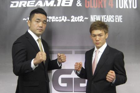 　大みそか参戦が決まった江幡（右）と松本＝都内のグローリー日本事務所