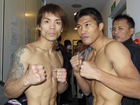 　ともに計量を１回目でパスした奈須勇樹（左）とロッキー・フエンテス