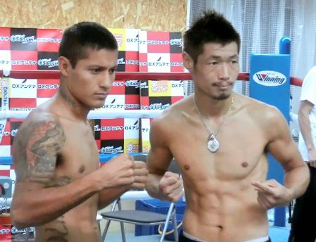 ともに計量を１回でクリアした長谷川（右）とサントス