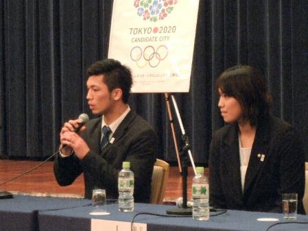 経済同友会のパネル・ディスカッションに出席した村田諒太と競泳の上田春佳（東京都内）