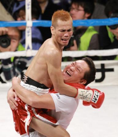 山下会長に飛びつき喜ぶマルコム・ツニャカオ（撮影・神子素慎一）