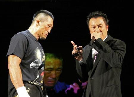 　三崎和雄の前で熱唱する長渕剛（右）