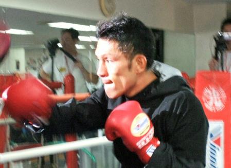 ミット打ちで鋭いパンチを繰り出す赤穂亮