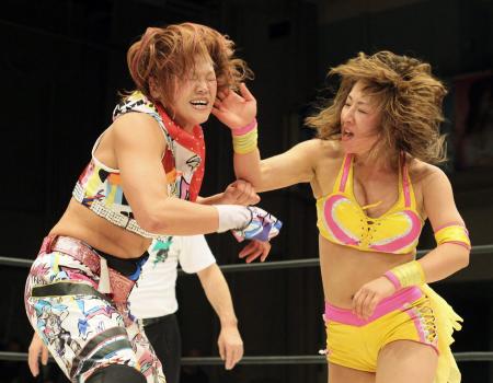 　高橋（左）に張り手を見舞う愛川