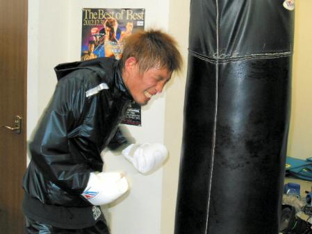 サンドバッグに連打をたたき込む佐藤洋太東京都新宿区の協栄ジム