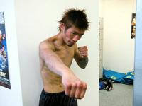 パンチを放つポーズをとる佐藤洋太＝東京都新宿区の協栄ジム