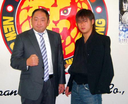 ドーム大会を負傷欠場する橋本（右）と代役参戦が決まった大谷