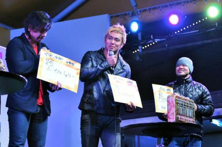 大井競馬場でトークショーを行うオカダ・カズチカ（中央）。左は中邑真輔、右は外道