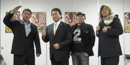 　永田（左）、鈴木（右から２人目）、森嶋（右）から激励されて復活を誓う天龍