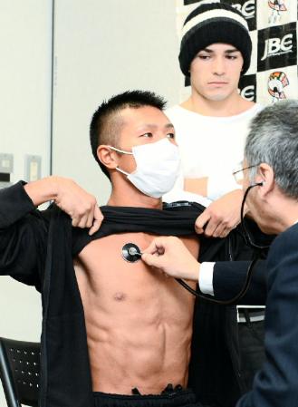 ブライアン・バスケス（奥）の前で予備検診を受ける内山高志（撮影・西岡　正）