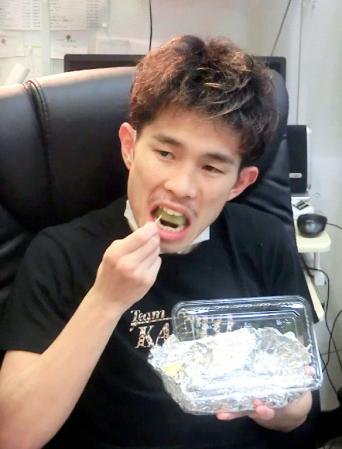 練習後、フルーツをほおばる一翔