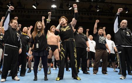 　出場選手らと気勢を上げる天龍（中央）