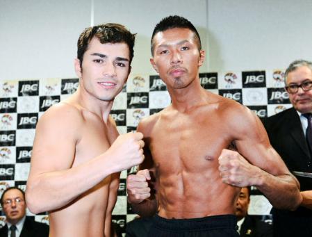 計量をクリアしブライアン・バスケス（左）とファイティングポーズを決める内山高志（撮影・開出　牧）