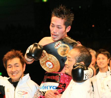 チャンピオンベルトを肩に、感極まった表情を見せる宮崎亮＝ボディメーカーコロシアム