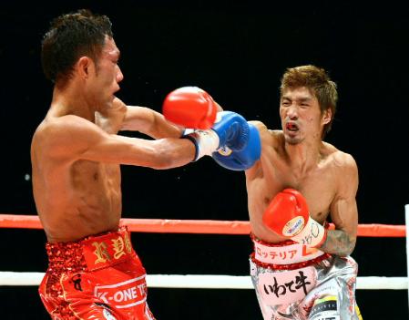 ３回、赤穂亮（左）に右ストレートを放つ佐藤洋太（撮影・金田祐二）