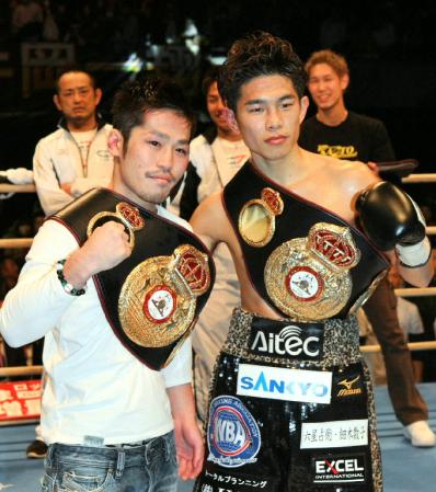 同時に世界タイトルを獲得した宮崎亮（左）と井岡一翔（撮影・岡田育磨）