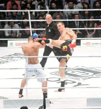 　ギタにハイキックを放つシュルト（右）