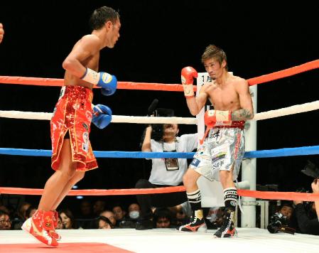 　９回、コーナーで赤穂（左）を挑発する佐藤