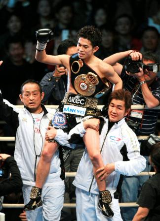 　史上最速で２階級制覇を果たした井岡一翔は弘樹会長（右）に肩車をされて笑顔を見せる