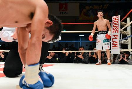 ９回、サンムアンローイ・ゴーキャットジムにＫ・Ｏで勝利する八重樫東（右）＝後楽園ホール（撮影・会津智海）