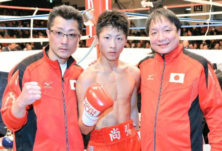 Ｋ・Ｏで勝利し父・真吾さん（左）、大橋英行会長（右）とポーズを決める井上尚弥（撮影・会津智海）