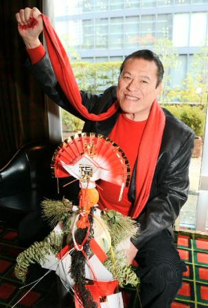 鏡もちの前でポーズを決めるアントニオ猪木＝東京・港区のホテル・オークラ（撮影・西岡　正）