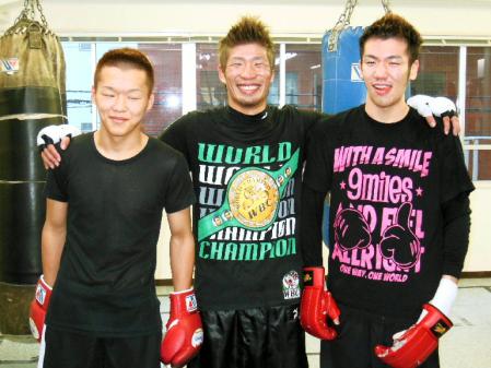 同門の前川龍斗（左）、佐藤鋼太（右）と肩を組む佐藤洋太