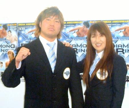 ＶＭを迎え撃つ宮原（左）と北斗社長