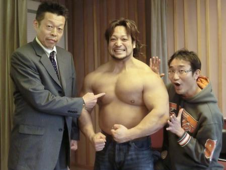 　ラジオ番組に出演した（左から）プロモーターの泉氏、関本、ＫＢＳ京都の森谷アナ