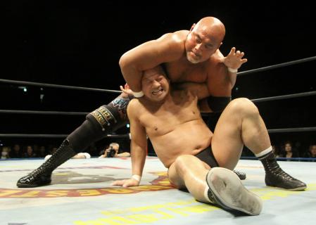 　藤波辰爾（下）にドラゴン・スリーパーを仕掛ける武藤敬司