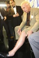 　左足の状態を説明するリック・フレアー