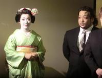 　観客を出迎える大日本プロレス・関本（右）と、ふく里さん