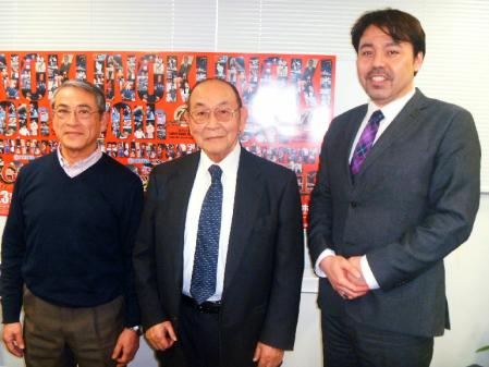 記者会見した（左から）猪木啓介氏、新間寿氏、サイモン・ケリー・猪木氏