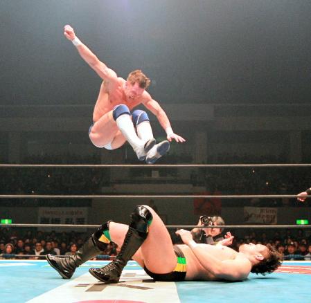 ダイビングフットスタンプを放つプリンス・デヴィット＝広島アルプラザホール（撮影・石湯恒介）