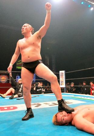 オカダカズチカを足げに勝ちどきを上げる鈴木みのる＝広島アルプラザホール（撮影・石湯恒介）