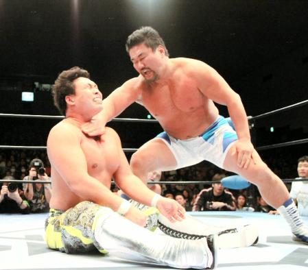 中嶋勝彦に逆水平チョップをぶち込む、佐々木健介（右）