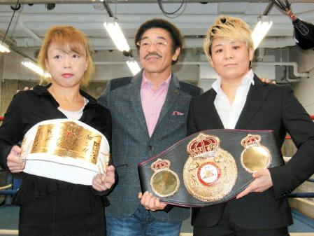 次回の防衛戦が決まった山口直子（右）、つのだのりこ（左）と具志堅用高会長＝東京都杉並区の白井・具志堅スポーツジム