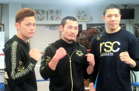 試合に向けてポーズを取る（左から）向井、名城、鈴木