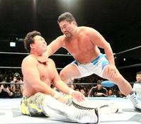 中嶋勝彦に逆水平チョップをぶち込む、佐々木健介（右）