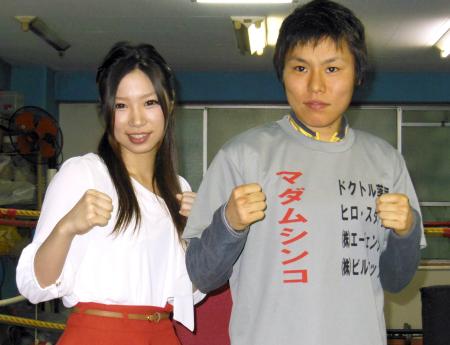 　ファイティングポーズを取る黒木優子（左）と多田悦子