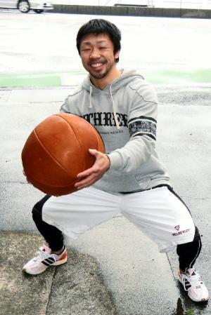 メディシンボールを持ち上げる八重樫東